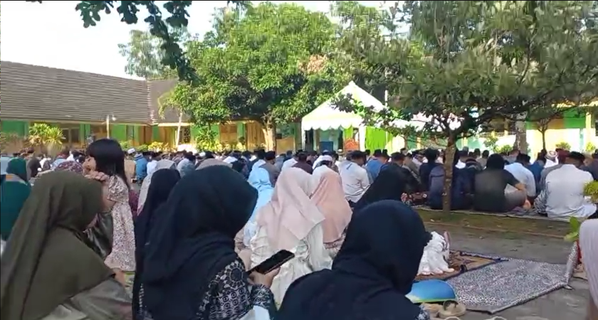 Pelaksanaan Sholat Idul Fitri 1447 H di Halaman SD Negeri Gamol Berjalan Khidmat dan Lancar